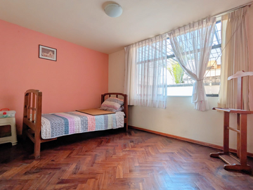 HERMOSA CASA EN LINCE LÍMITE CON SAN ISIDRO