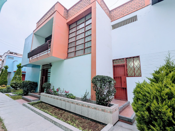 HERMOSA CASA EN LINCE LÍMITE CON SAN ISIDRO