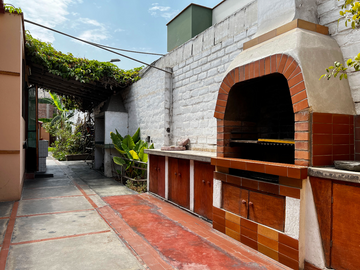 VENDO HERMOSA CASA CON 4 DEPARTAMENTOS POR LAS TRES MARIAS 
