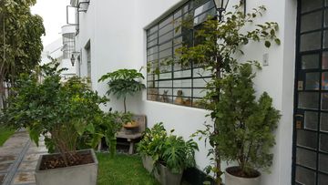 Acogedora Casita Remodelada en clásico condominio de San Isidro