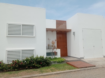 VENDO CASA DE PLAYA PRIMERA FILA EN GAVIOTAS ASIA