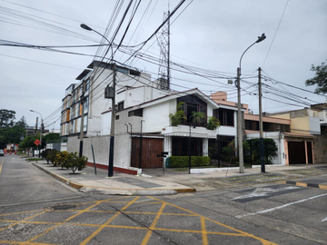 CASA FRENTE A PARQUE Y EN ESQUINA, IDEAL PARA PROYECTO