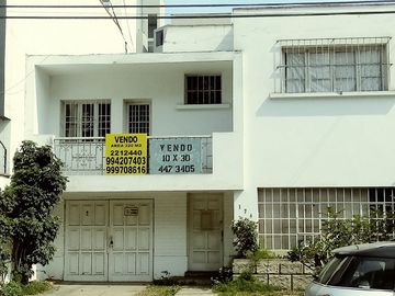 Excelente Casa Como Terreno en Calle Tranquila