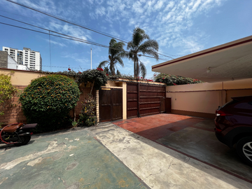 VENDO HERMOSA CASA CON 4 DEPARTAMENTOS POR LAS TRES MARIAS 