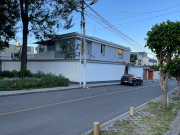 EXCELENTE CASA. EL CARMEN APROPIADA PARA OFICINAS, EMPRESAS. IMPLEMENTADA