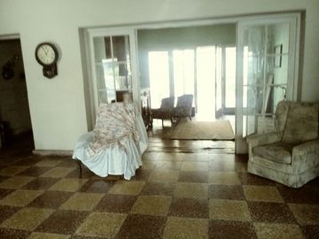 Excelente Casa Como Terreno en Calle Tranquila