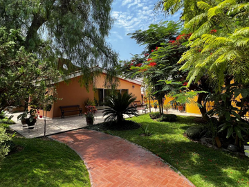 VENDO HERMOSA CASA CON 4 DEPARTAMENTOS POR LAS TRES MARÍAS, 