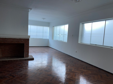 EXCELENTE CASA. EL CARMEN APROPIADA PARA OFICINAS, EMPRESAS. IMPLEMENTADA