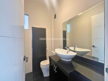 CASA INDEPENDIENTE, 4 DORMITORIOS, 2 ESTACIONAMIENTOS