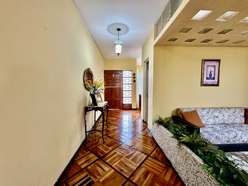 VENDO DEPARTAMENTO ESTILO CASA CON JARDÍN