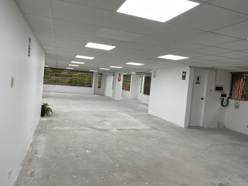   EXCELENTE OFICINA O LOCAL COMERCIAL, 260 M². PARA EMPRESAS Y OTROS EN EDIFICIO MODERNO CLÁSICO POR EL OLIVAR