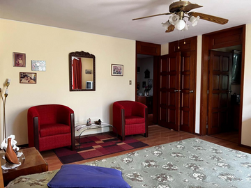 VENDO HERMOSA CASA CON 4 DEPARTAMENTOS POR LAS TRES MARÍAS, 