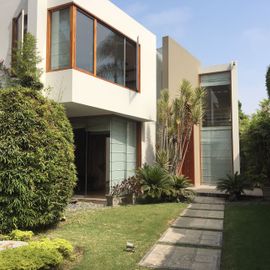 LINDA CASA SUPER ILUMINADA, PISCINA Y CON AMPLIO JARDÍN DECORADO