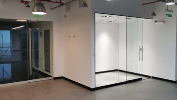 OFICINA IMPLEMENTADA  A.0. 136M2 EDIFICIO INTELIGENTE IMPECABLE