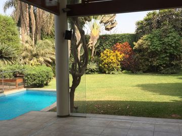 LINDA CASA SUPER ILUMINADA, PISCINA Y CON AMPLIO JARDÍN DECORADO