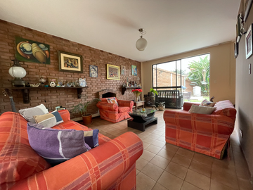 CONDOMINIO DE 4 DORMS - INGRESO INDEPENDIENT - AMPLIO JARDÍN