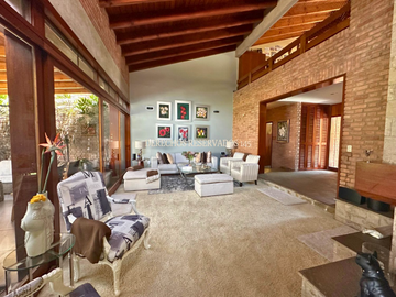 LINDA CASA DE 1,075 M² EN VENTA - LA PLANICIE