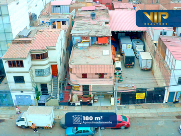 CASA DE TRES PISOS EN AV. MERINO CUADRA 26 EN PERFECTA UBICA