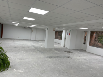   EXCELENTE OFICINA O LOCAL COMERCIAL, 260 M². PARA EMPRESAS Y OTROS EN EDIFICIO MODERNO CLÁSICO POR EL OLIVAR