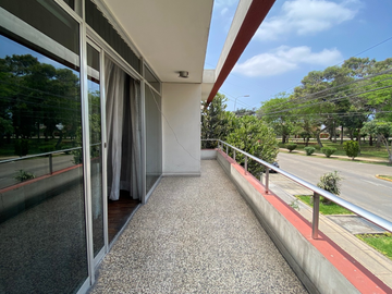 CASA FRENTE A PARQUE EN VENTA,  ZONA RESIDENCIAL DE SURCO