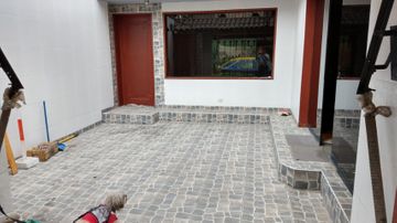 VENTA CASA EN SJM CERCA MALL DEL SUR 5 DORMITORIOS REMODELADA 1 COCHERA