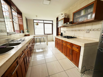 VENTA DE CASA DE LUJO EN SAN LA MOLINA 4 DORMITORIOS PISCINA